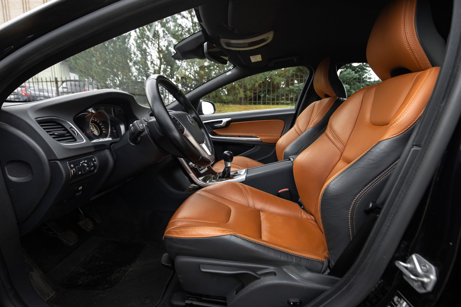 VOLVO V60 2.4D5 MOMENTUM
