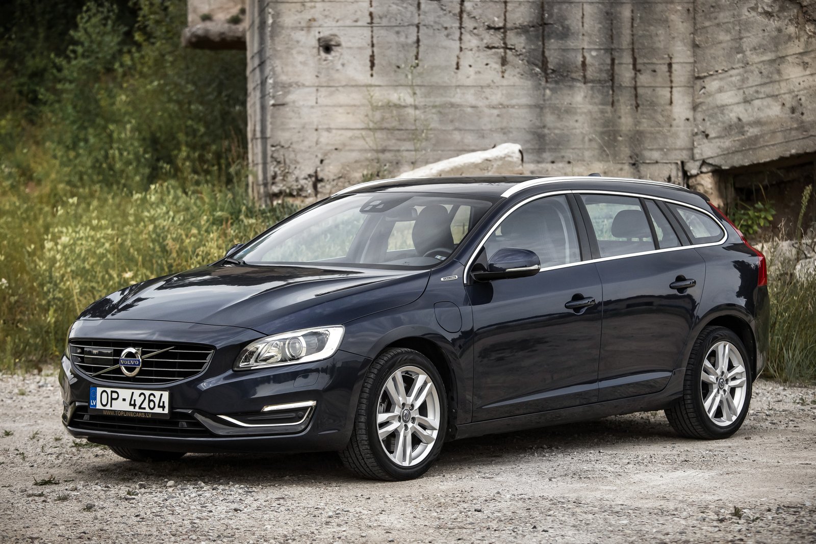 VOLVO V60 2.4D6 158KW PLUG-IN HYBRID AWD LAUNCH EDITION