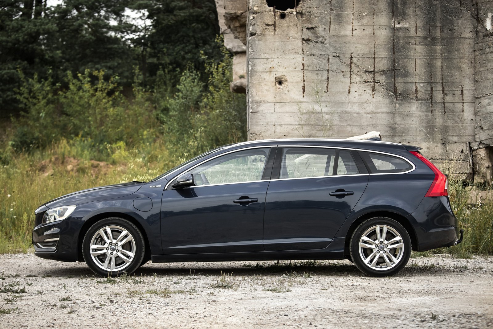 VOLVO V60 2.4D6 158KW PLUG-IN HYBRID AWD LAUNCH EDITION