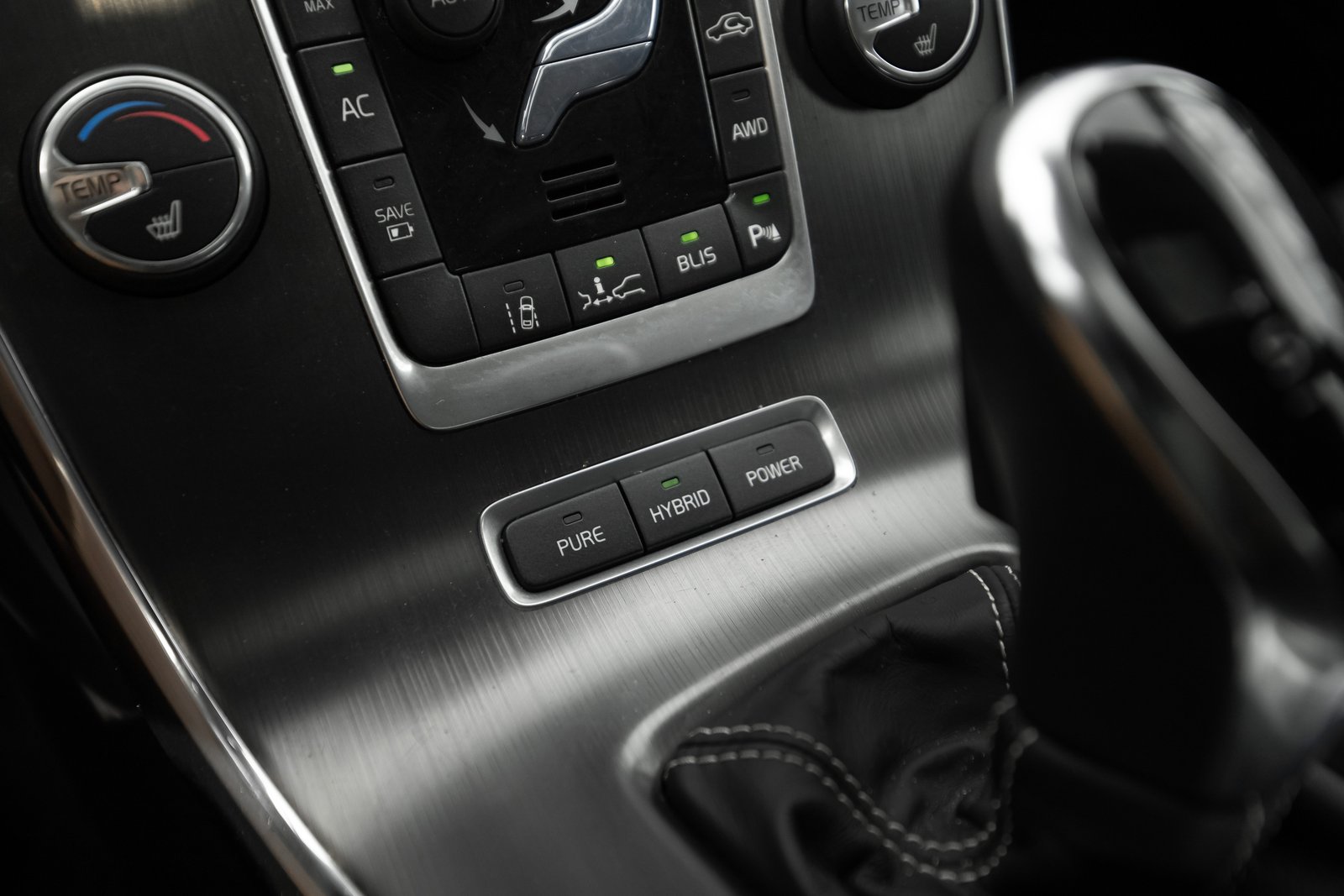 VOLVO V60 2.4D6 158KW PLUG-IN HYBRID AWD LAUNCH EDITION