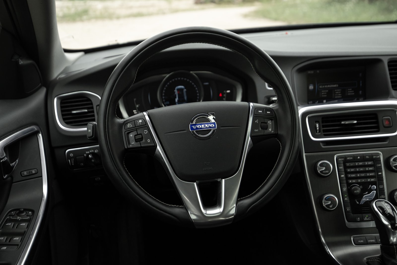 VOLVO V60 2.4D6 158KW PLUG-IN HYBRID AWD LAUNCH EDITION