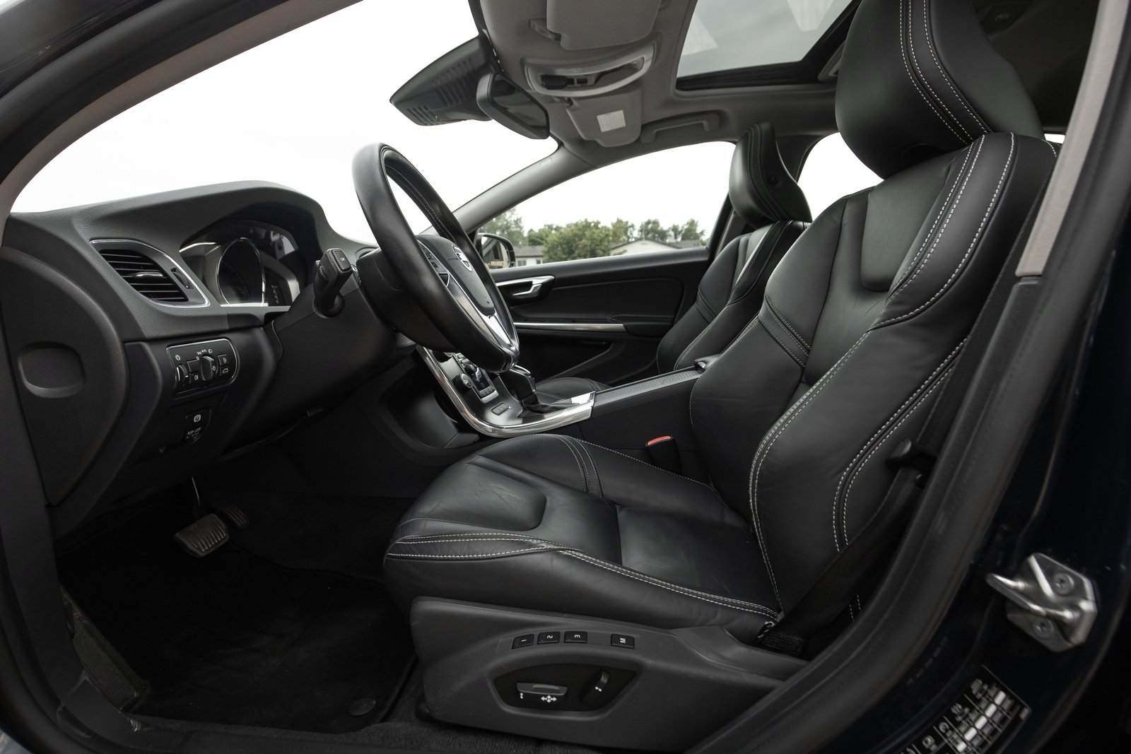 VOLVO V60 2.4D6 158KW PLUG-IN HYBRID AWD LAUNCH EDITION