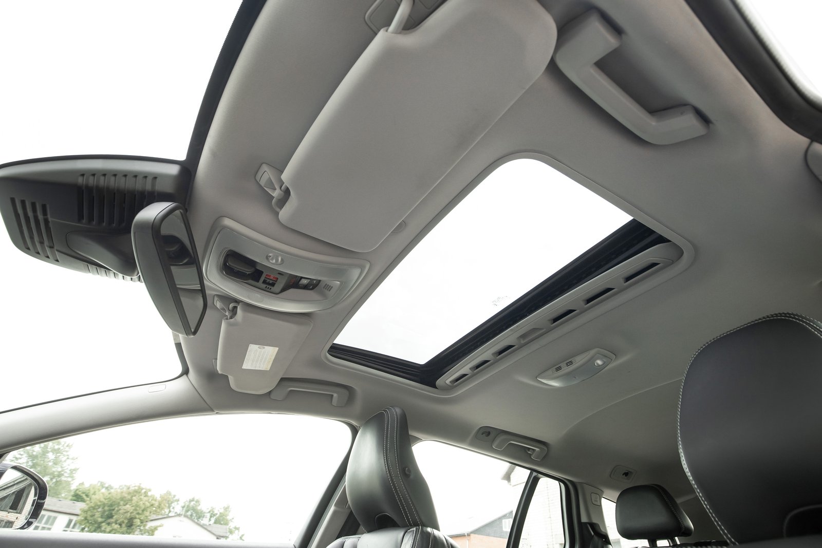 VOLVO V60 2.4D6 158KW PLUG-IN HYBRID AWD LAUNCH EDITION
